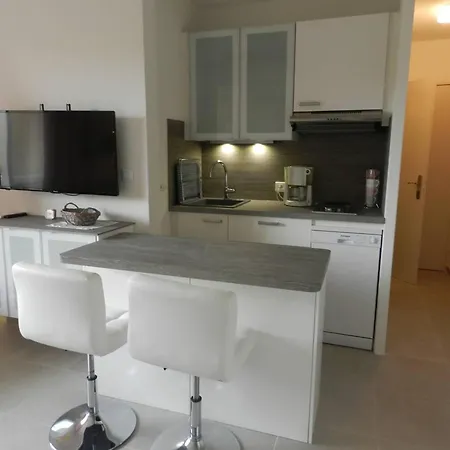 Apartment Bormes-les-mimosas, 2 Pieces, 4 Personnes - Fr-1-251-648 *